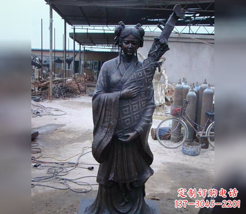 太原抱乐器女人公园人物雕塑