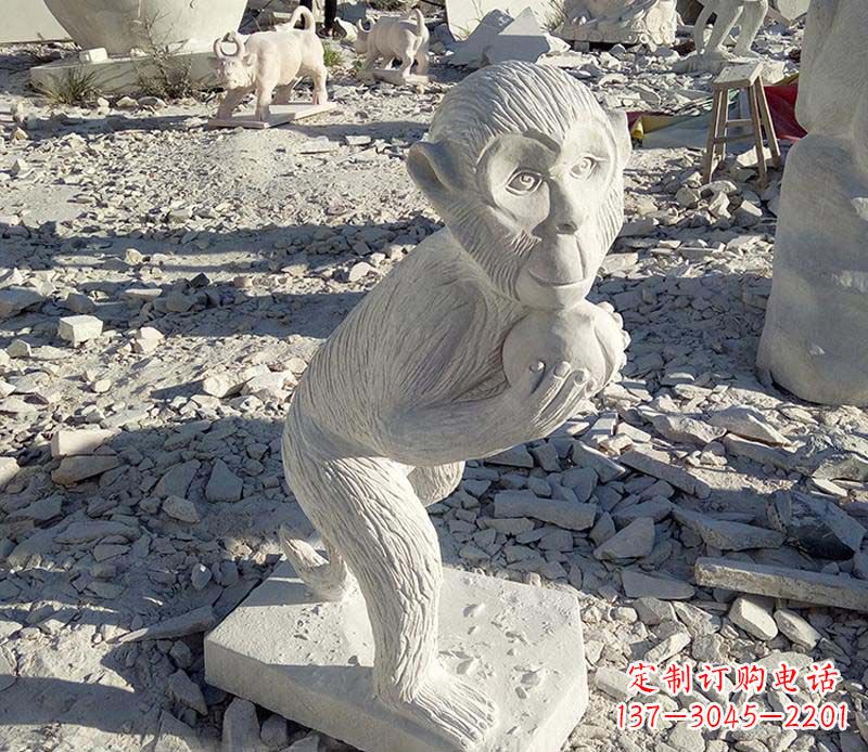 太原抱桃的猴子动物石雕