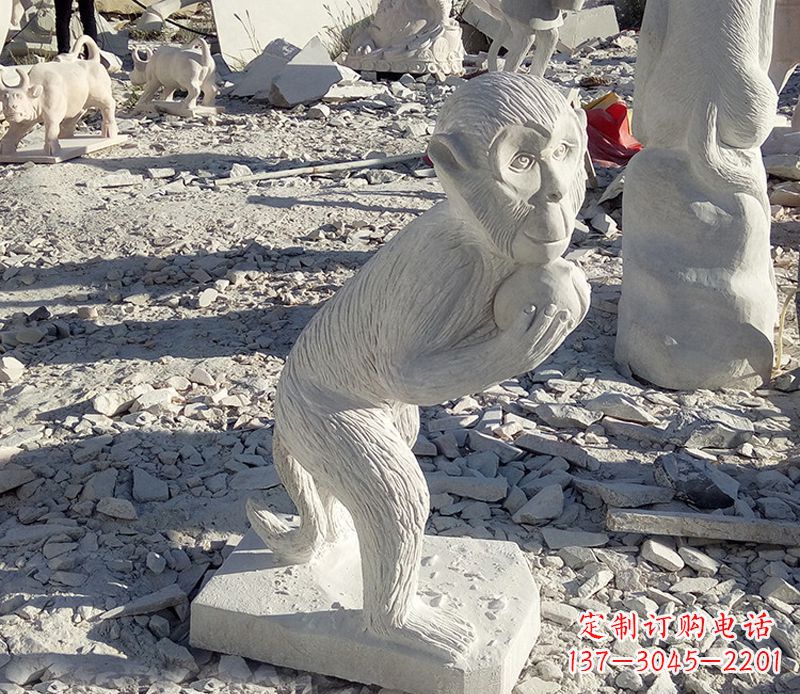 太原抱桃子的猴子石雕
