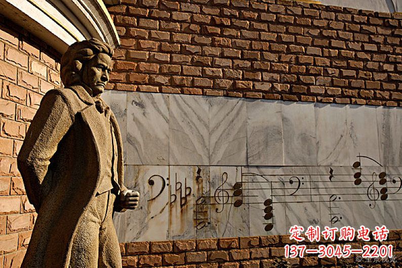 太原贝多芬和钢琴的广场雕塑