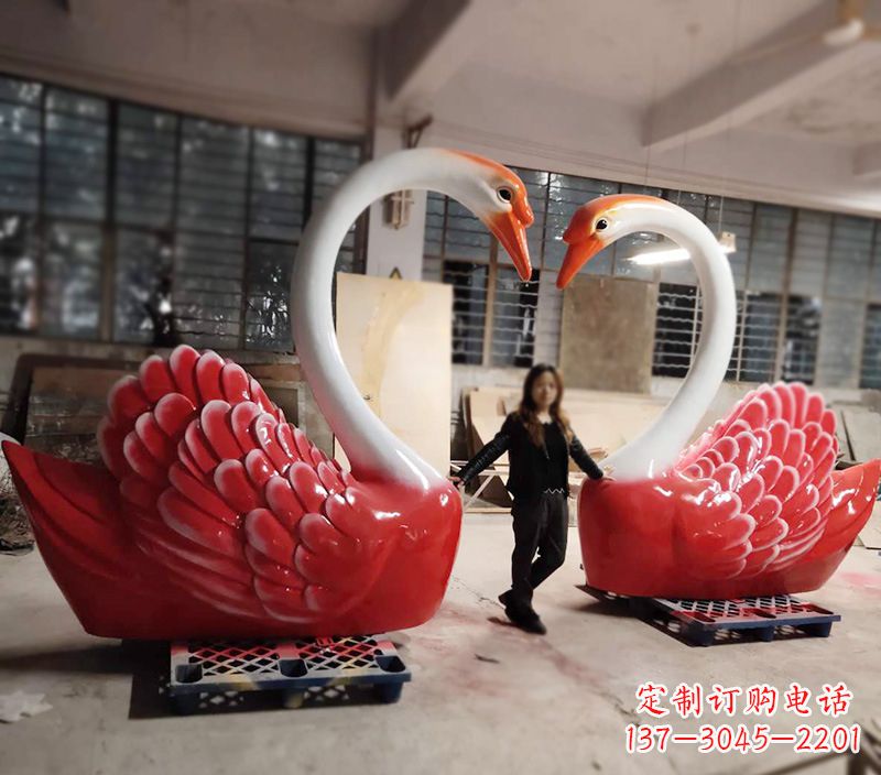 太原玻璃钢爱心天鹅门商场婚礼美陈景观摆件