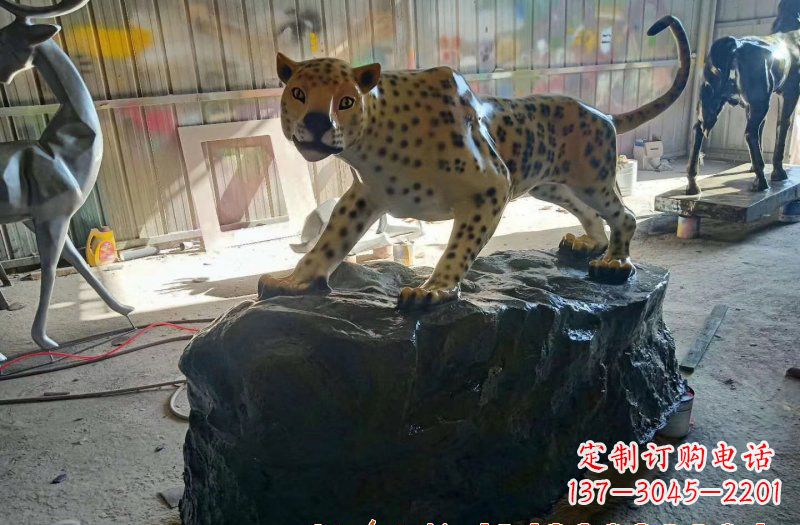 太原玻璃钢豹子雕塑 (2)