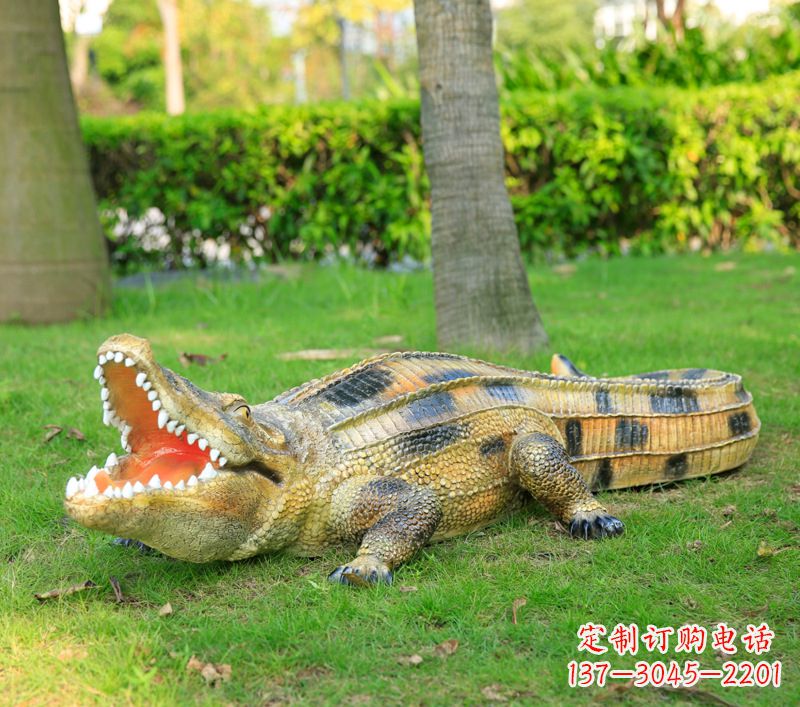 太原玻璃钢鳄鱼仿真动物雕塑精美雕塑营造绿色环境