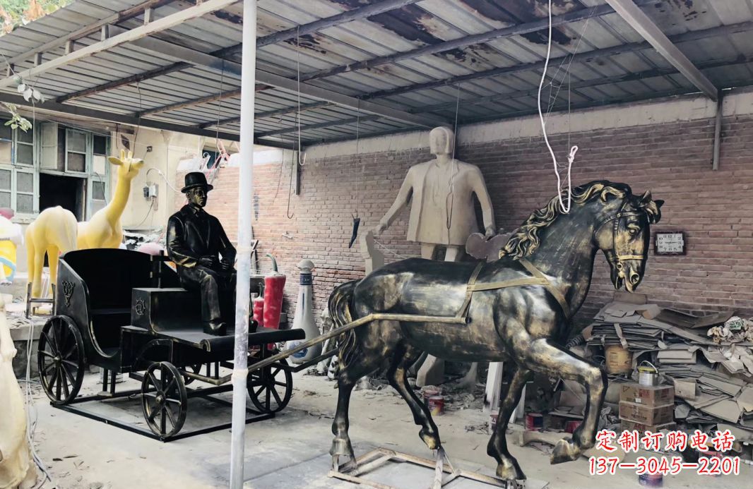 太原玻璃钢仿铜马车雕塑——给广场景观增添绚丽色彩