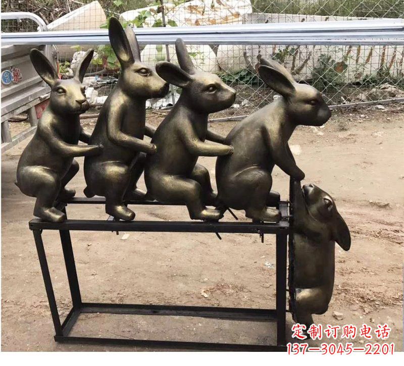 太原玻璃钢兔子雕塑仿铜玩耍的兔子