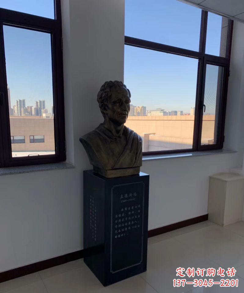 太原玻璃钢仿铜的孟德斯鸠头像雕塑
