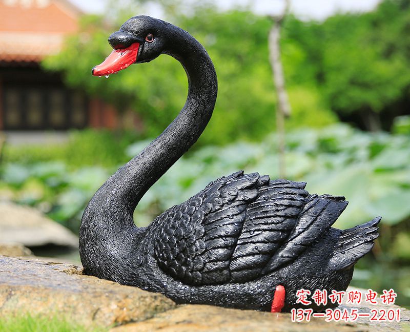 太原玻璃钢雕刻的黑色天鹅——美丽宁静的公园园林摆件