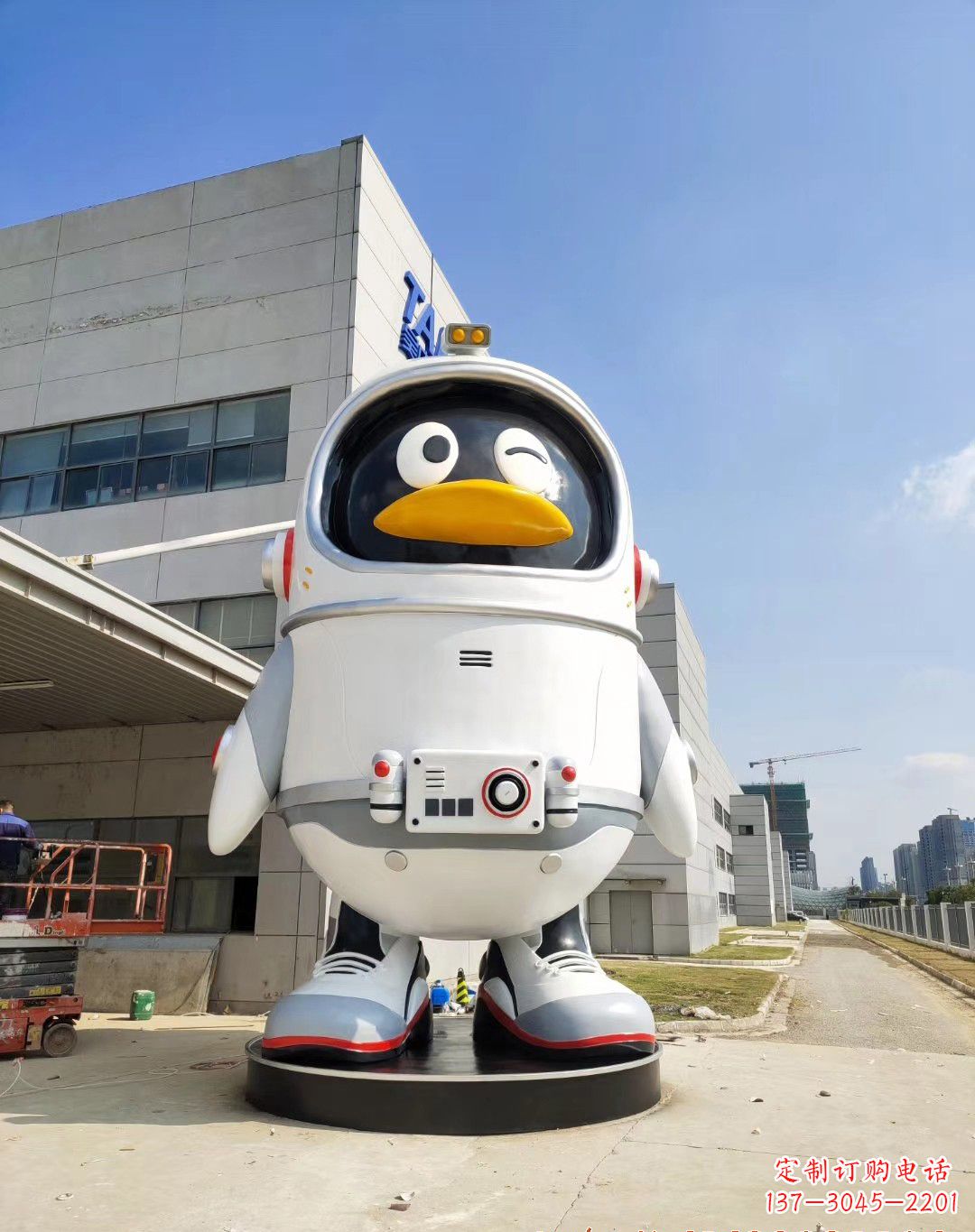 太原玻璃钢太空企鹅雕塑