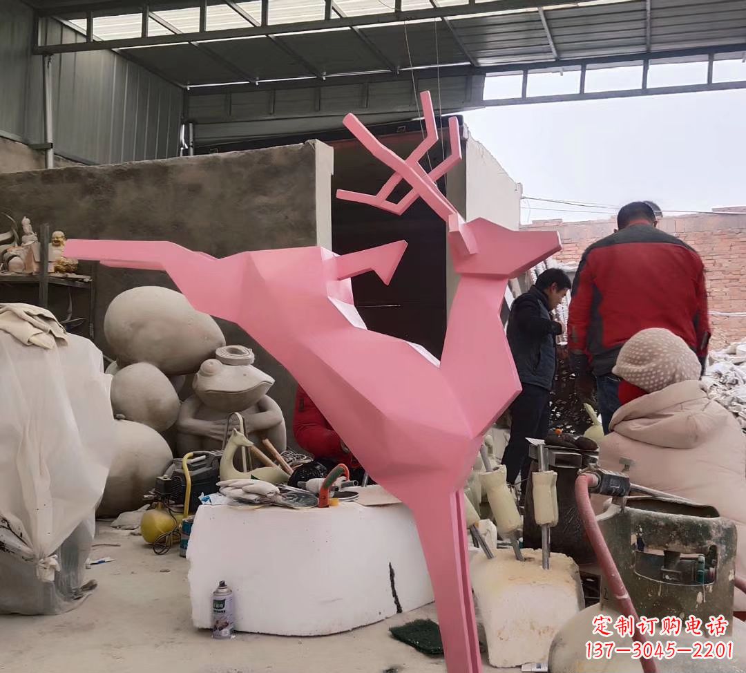 太原不锈钢彩绘小鹿雕塑艺术与美感的完美结合