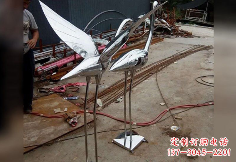 太原不锈钢仙鹤雕塑象征着美丽与和谐