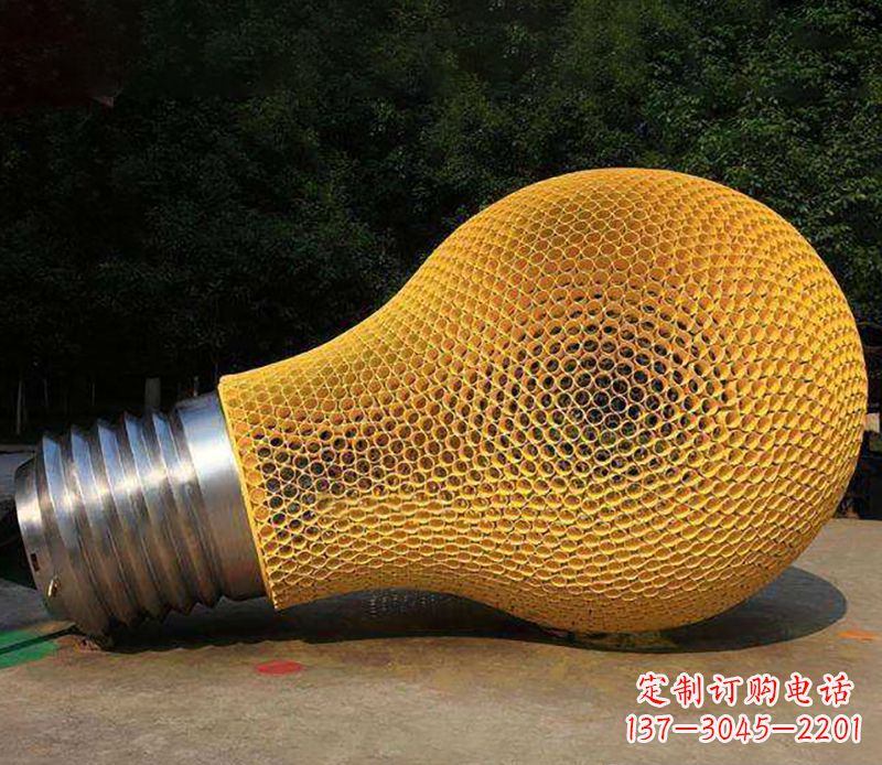 太原不锈钢灯泡雕塑灯光下的美丽