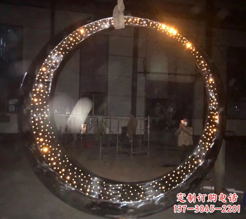 太原璀璨夜空，不锈钢发光月亮雕塑