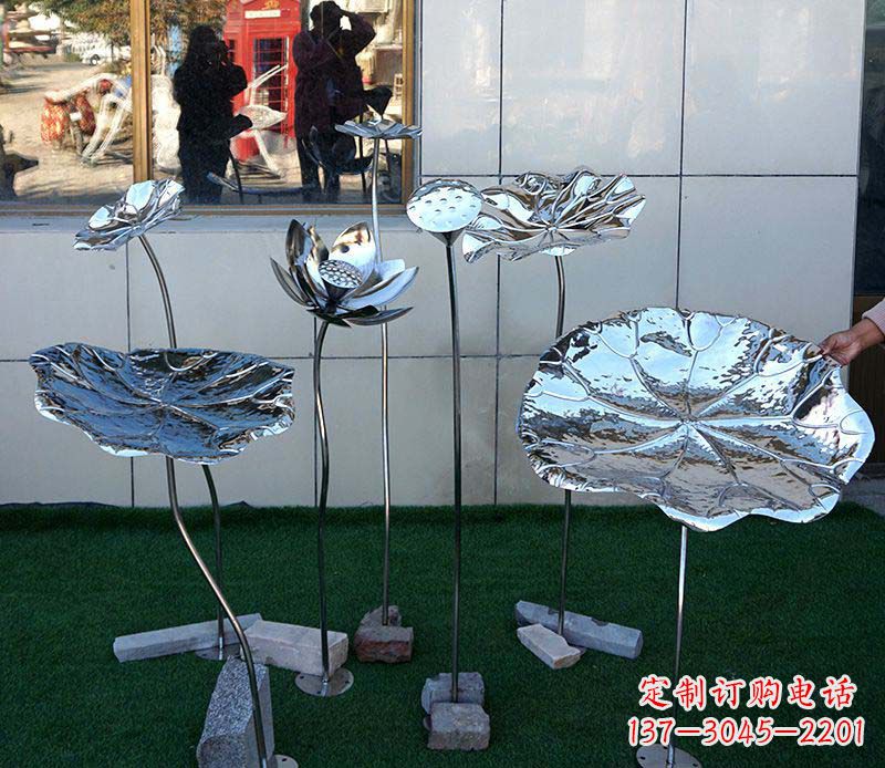 太原不锈钢雕刻荷花美化环境