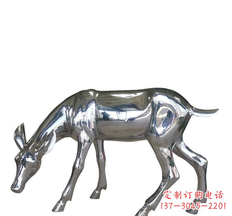 太原不锈钢公园草坪上的鹿雕塑——让美景更加完美