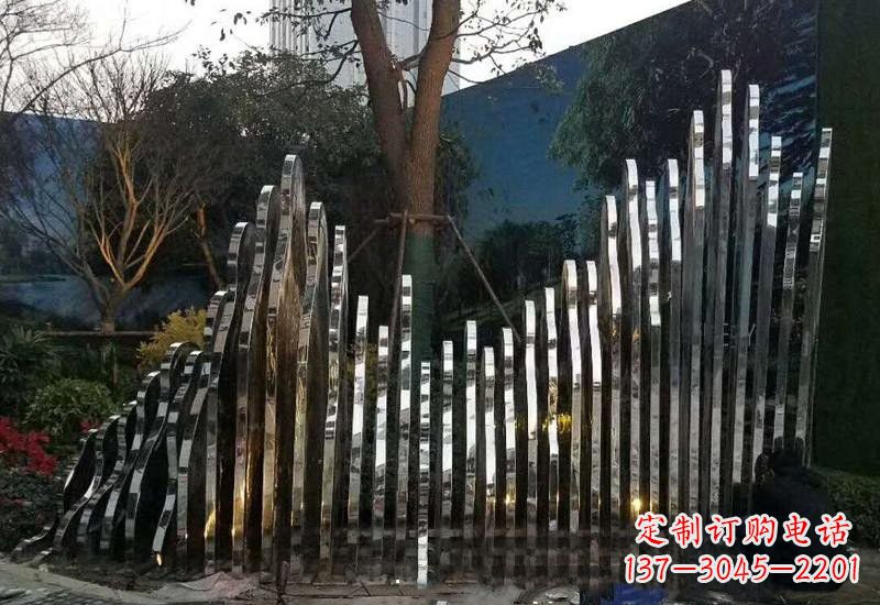 太原不锈钢公园里的假山雕塑