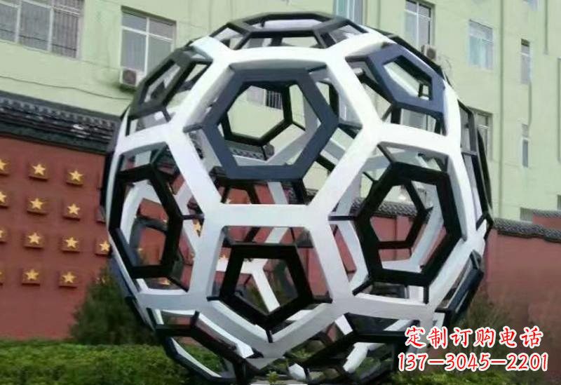 太原不锈钢公园的镂空足球雕塑