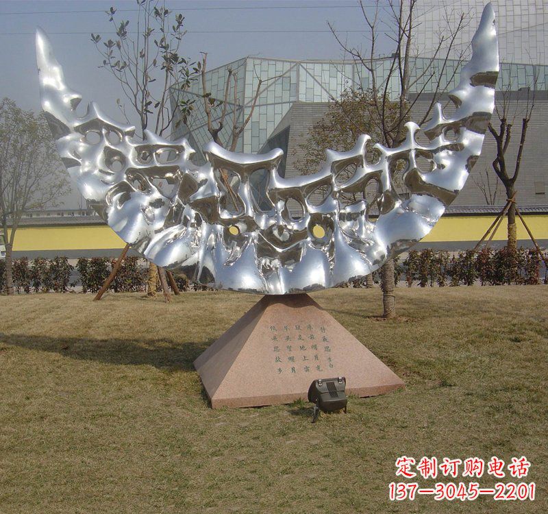 太原不锈钢月亮雕塑象征着无尽的美丽
