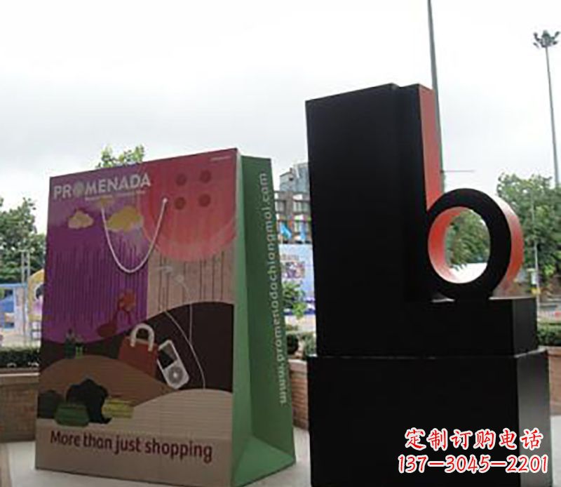 太原不锈钢购物袋雕塑为公园带来现代风格
