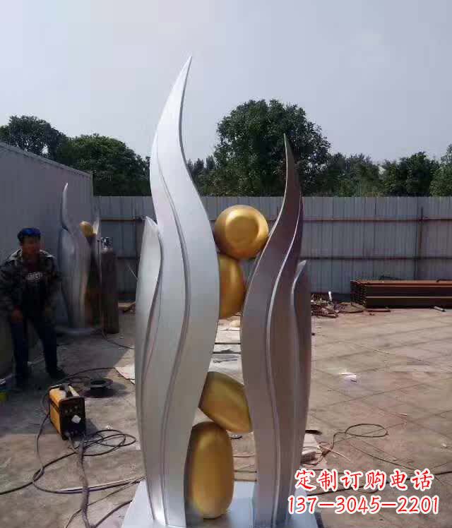 太原不锈钢广场翅膀雕塑象征着自由之翼