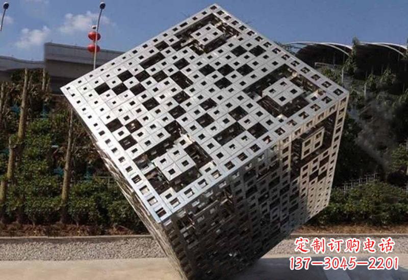 太原不锈钢广场上的魔方雕塑