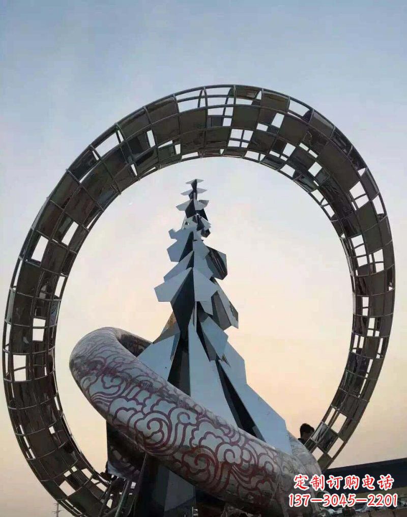 太原不锈钢广场上的松树雕塑