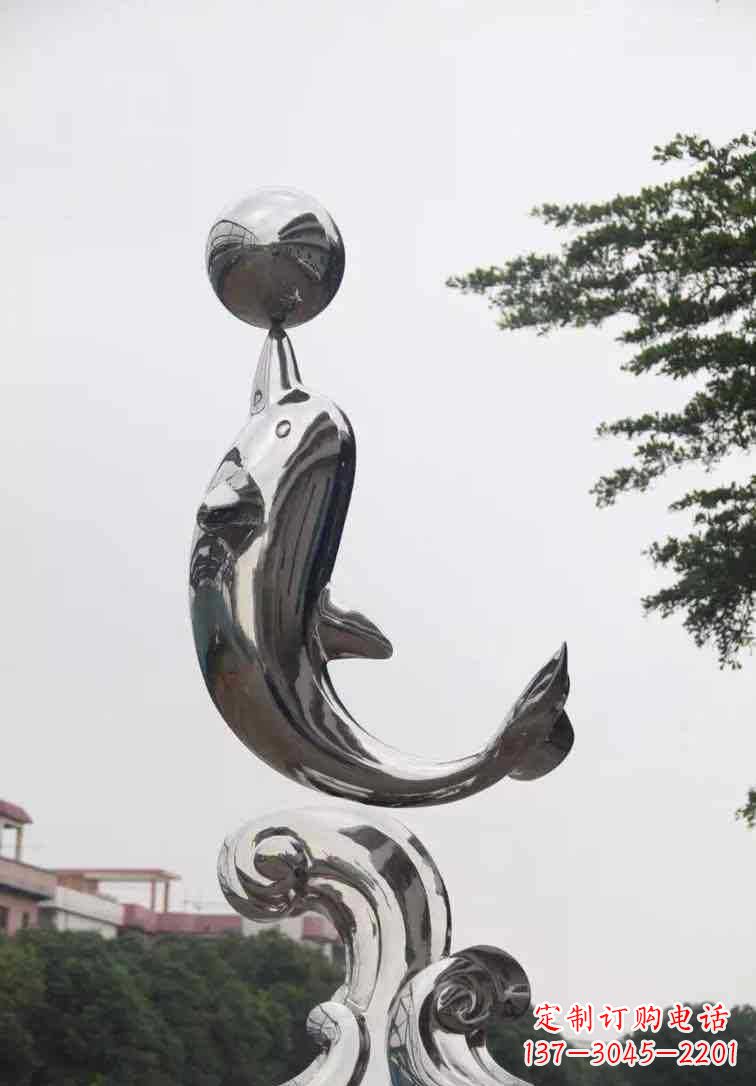 太原海豚雕塑增添不锈钢广场的魅力