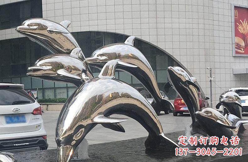 太原海豚雕塑——不锈钢广场上的跳跃动态
