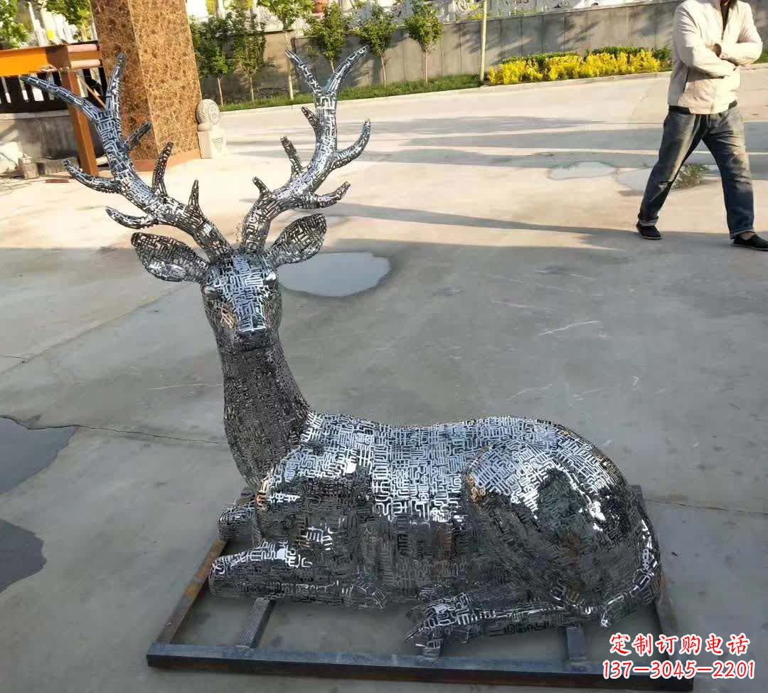 太原梅花鹿雕塑点缀不锈钢广场星空