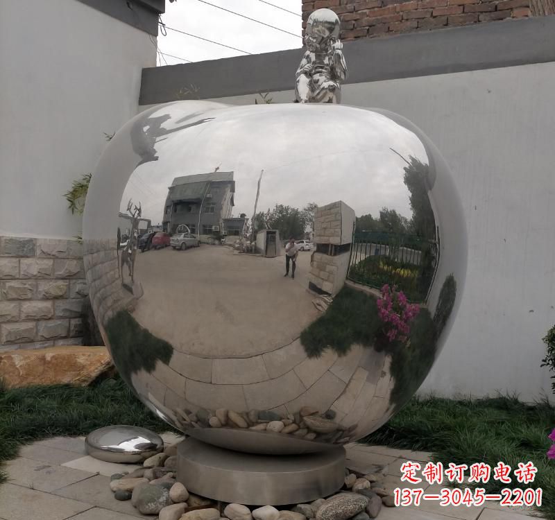 太原不锈钢金色苹果雕塑古典与现代的结合