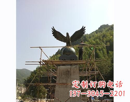 太原不锈钢老鹰踩地球雕塑缅怀大自然之美