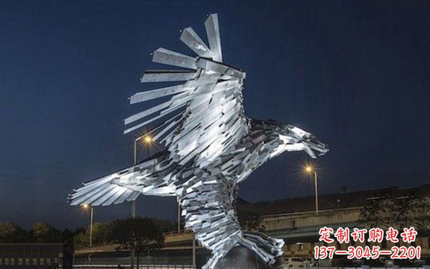 太原金色老鹰展翅飞翔——不锈钢老鹰抓球广场景观雕塑
