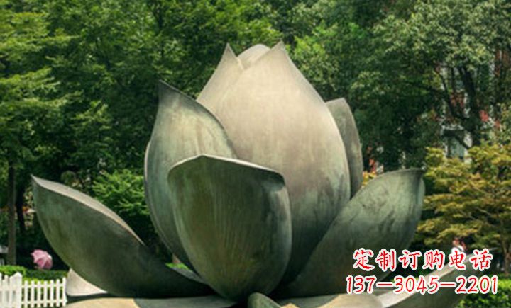太原不锈钢莲花公园精美的雕塑装点