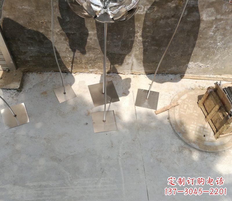 太原不锈钢荷叶雕塑给大厅带来精致优雅
