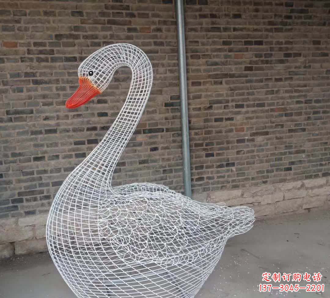 太原不锈钢镂空天鹅雕塑精美而优雅