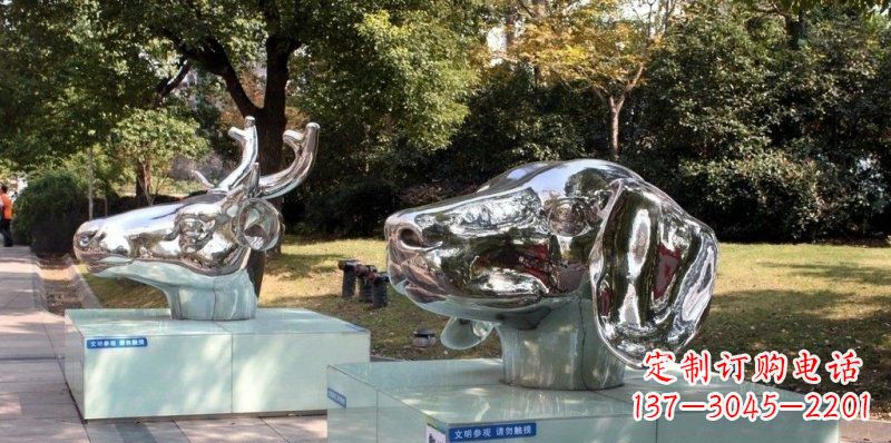 太原狗头公园不锈钢鹿和狗雕塑