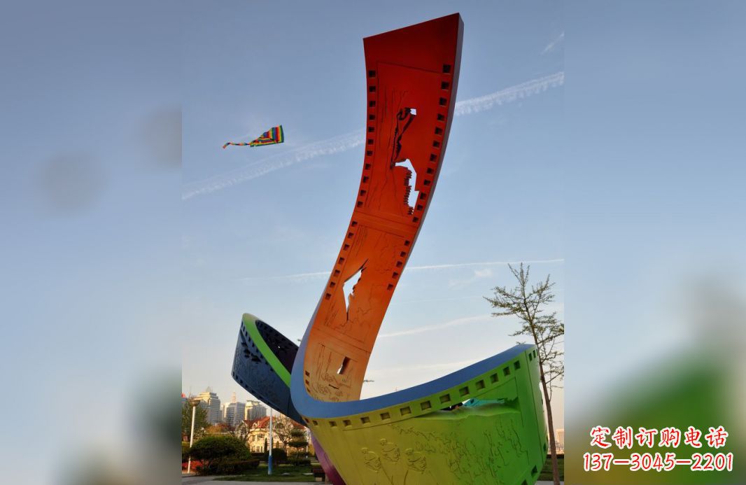 太原不锈钢五彩胶卷广场雕塑——现代美学的象征