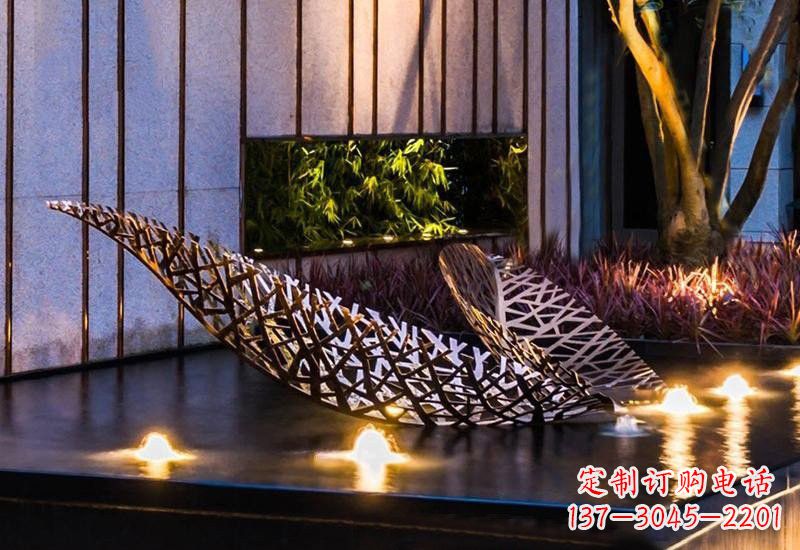 太原不锈钢小区镂空树叶雕塑给小区添彩
