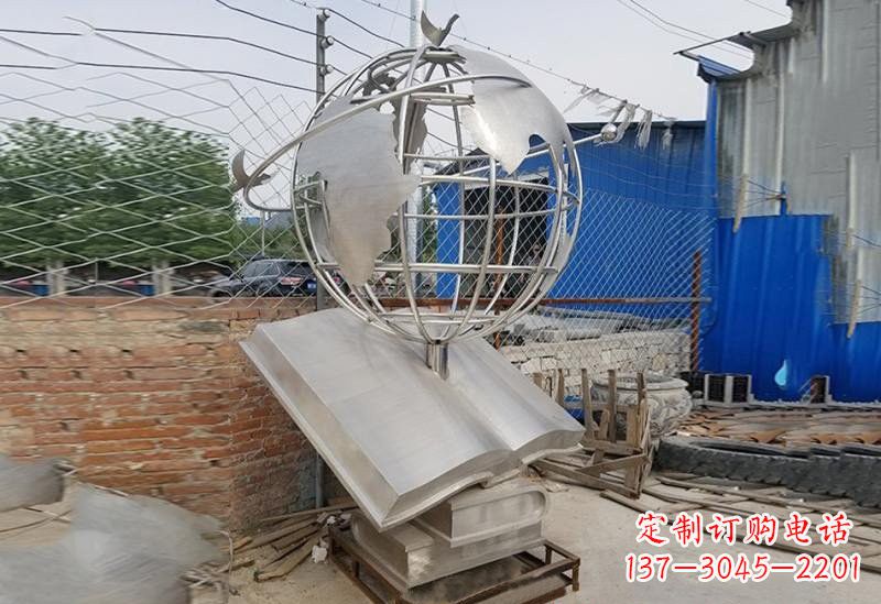 太原不锈钢校园里的地球雕塑