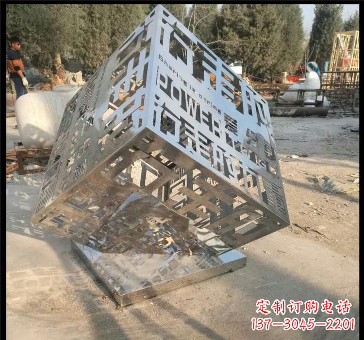 太原不锈钢艺术镂空魔方雕塑给空间带来新的灵感
