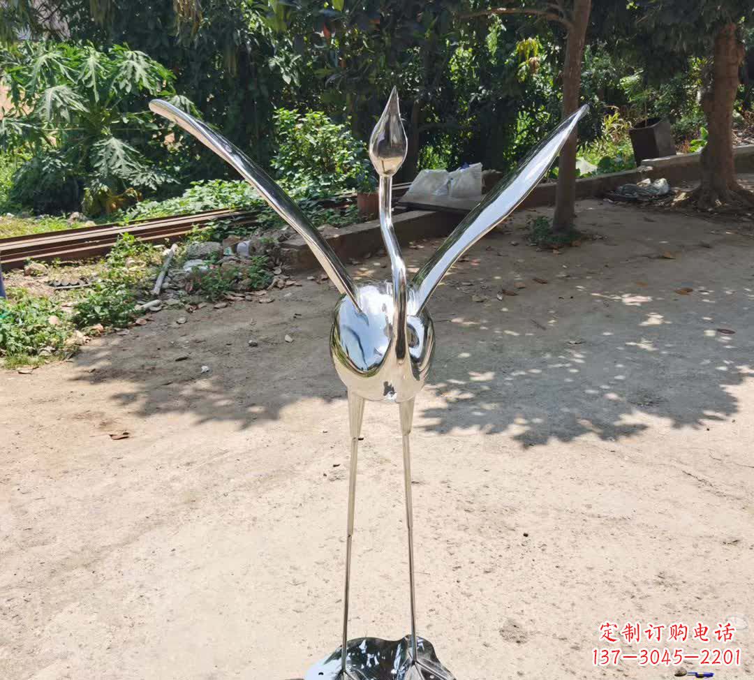 太原不锈钢园林镜面仙鹤雕塑1