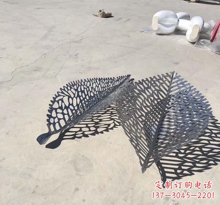 太原不锈钢园林镂空树叶雕塑给空间增添美感