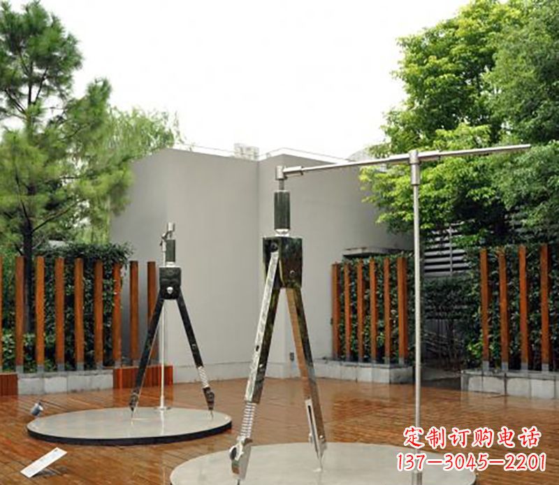太原以不锈钢精雕细琢的圆规雕塑