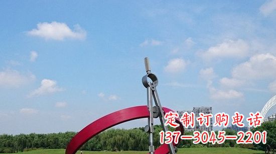 太原不锈钢圆规雕塑环绕着美景