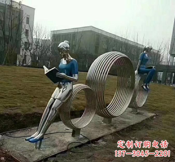 太原圆环读书人雕塑
