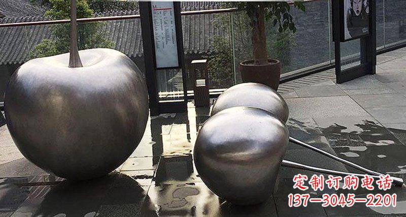 太原樱桃雕塑点缀步行街美丽景观