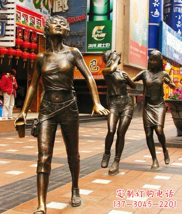 太原步行街逛街的女孩以铜雕的形式永久保存