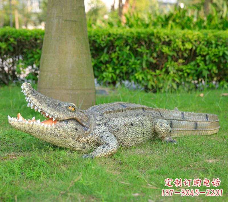 太原草坪动物雕塑,玻璃钢仿真鳄鱼