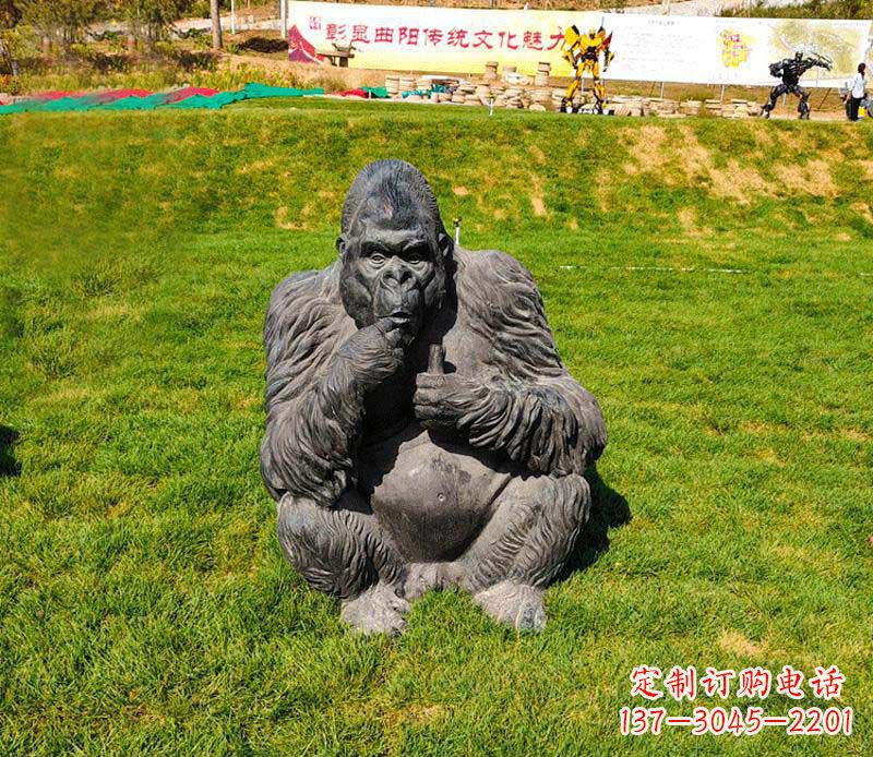 太原猩猩雕塑——草坪猩猩公园的艺术精品