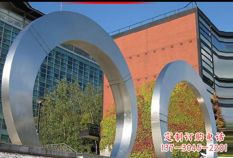 太原城市空间里的不锈钢圆环雕塑