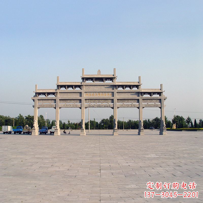 太原精美石雕牌坊点缀城市广场